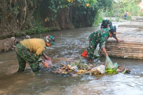 Anggota Koramil 0833-01/Klojen terjun langsung ke aliran sungai untuk membersihkan sampah yang menumpuk bersama warga di kawasan Kelurahan Kauman, Kecamatan Klojen, Kota Malang, Sabtu (19/9/2026).