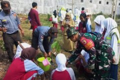 Momen kebersamaan personel Koramil 0833-03/Blimbing bersama petugas Linmas dan siswa-siswi SMPN 24 Malang saat bergotong royong menanam bibit pohon di Kelurahan Polowijen sebagai wujud aksi Karya Bakti memperingati HUT ke-81 TNI.