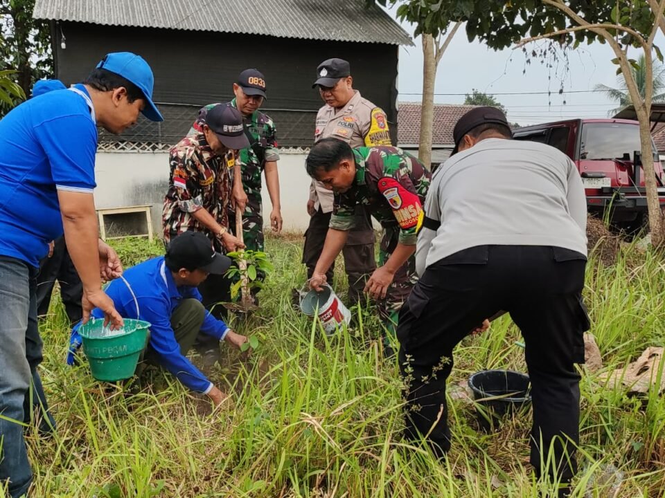 Sinergi aparat TNI, Polri, dan warga Kelurahan Arjowinangun, Kota Malang, saat bergotong royong menanam bibit pohon dalam rangkaian karya bakti penghijauan menyambut HUT TNI ke-81, Selasa (8/9).