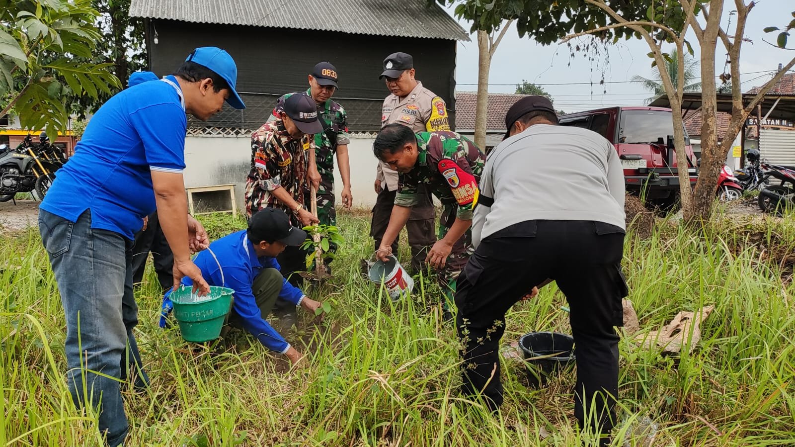 Sinergi aparat TNI, Polri, dan warga Kelurahan Arjowinangun, Kota Malang, saat bergotong royong menanam bibit pohon dalam rangkaian karya bakti penghijauan menyambut HUT TNI ke-81, Selasa (8/9).