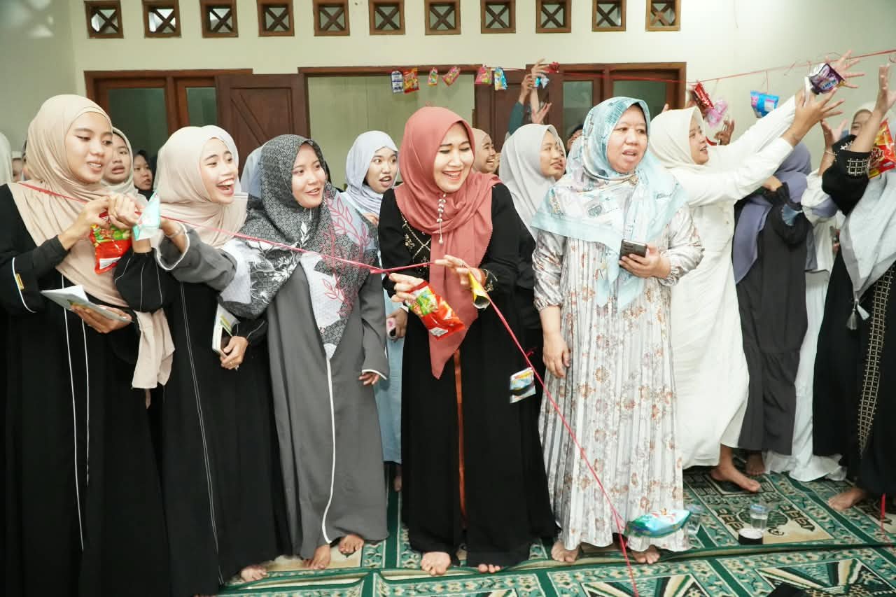 Keseruan dan tawa lepas Anggota DPD RI Jatim, Dr. Lia Istifhama (Ning Lia), saat membaur layaknya kakak sendiri dalam permainan bersama para mahasiswi baru di Pondok Pesantren Mahasiswa Al Masykuriyah, Wonocolo, Surabaya.