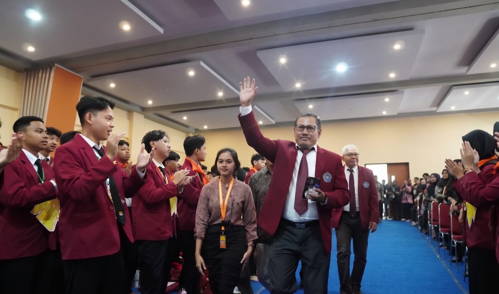 Rektor UMM Prof. Nazaruddin Malik (tengah) tersenyum dan melambaikan tangan menyapa hangat para mahasiswa baru Gen 26 saat memimpin agenda Safari Rektor berkeliling fakultas dalam rangkaian acara Pesmaba.