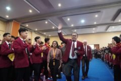 Rektor UMM Prof. Nazaruddin Malik (tengah) tersenyum dan melambaikan tangan menyapa hangat para mahasiswa baru Gen 26 saat memimpin agenda Safari Rektor berkeliling fakultas dalam rangkaian acara Pesmaba.