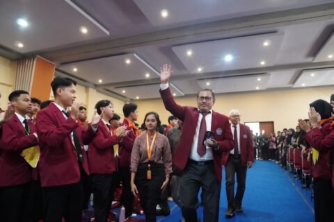 Rektor UMM Prof. Nazaruddin Malik (tengah) tersenyum dan melambaikan tangan menyapa hangat para mahasiswa baru Gen 26 saat memimpin agenda Safari Rektor berkeliling fakultas dalam rangkaian acara Pesmaba.