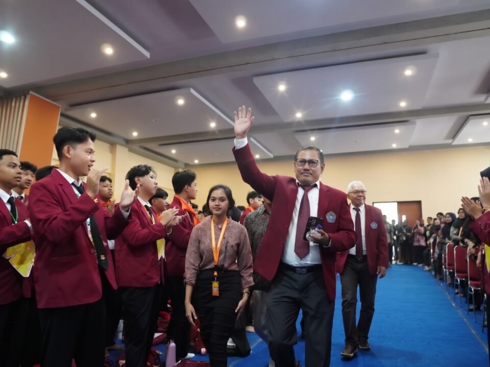 Rektor UMM Prof. Nazaruddin Malik (tengah) tersenyum dan melambaikan tangan menyapa hangat para mahasiswa baru Gen 26 saat memimpin agenda Safari Rektor berkeliling fakultas dalam rangkaian acara Pesmaba.