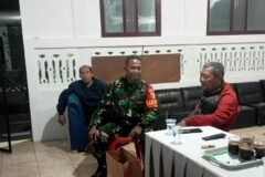 Potret keakraban Babinsa saat membaur dan berdialog santai bersama warga untuk mempererat silaturahmi sekaligus menyerap aspirasi di lingkungan masyarakat.