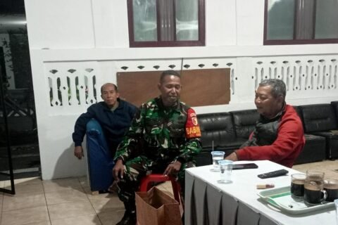 Potret keakraban Babinsa saat membaur dan berdialog santai bersama warga untuk mempererat silaturahmi sekaligus menyerap aspirasi di lingkungan masyarakat.