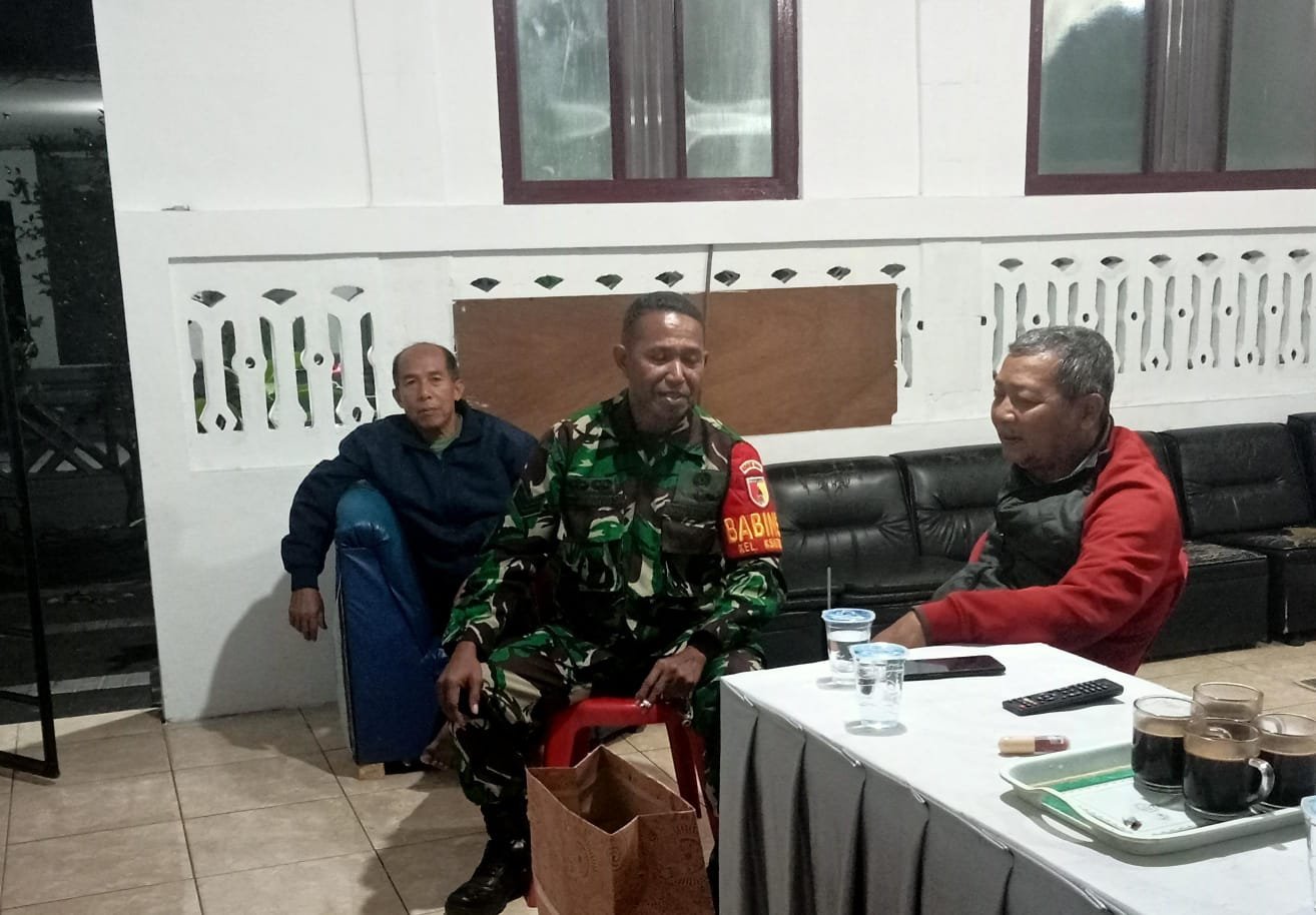 Potret keakraban Babinsa saat membaur dan berdialog santai bersama warga untuk mempererat silaturahmi sekaligus menyerap aspirasi di lingkungan masyarakat.