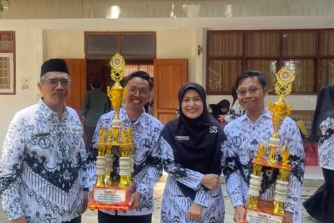 Momen penuh kebanggaan ketika Nur Faizin dan Khamdan Safiudin, S.Pd., dua alumni Duta GenRe Kota Pasuruan yang berhasil meraih Juara 2 Anugerah Guru Prima (AGP) Kota Pasuruan Tahun 2026, berkesempatan berfoto bersama Wali Kota Pasuruan, Suryani Firdaus Adi Wibowo, S.Sos.I., M.I.Kom., yang akrab disa