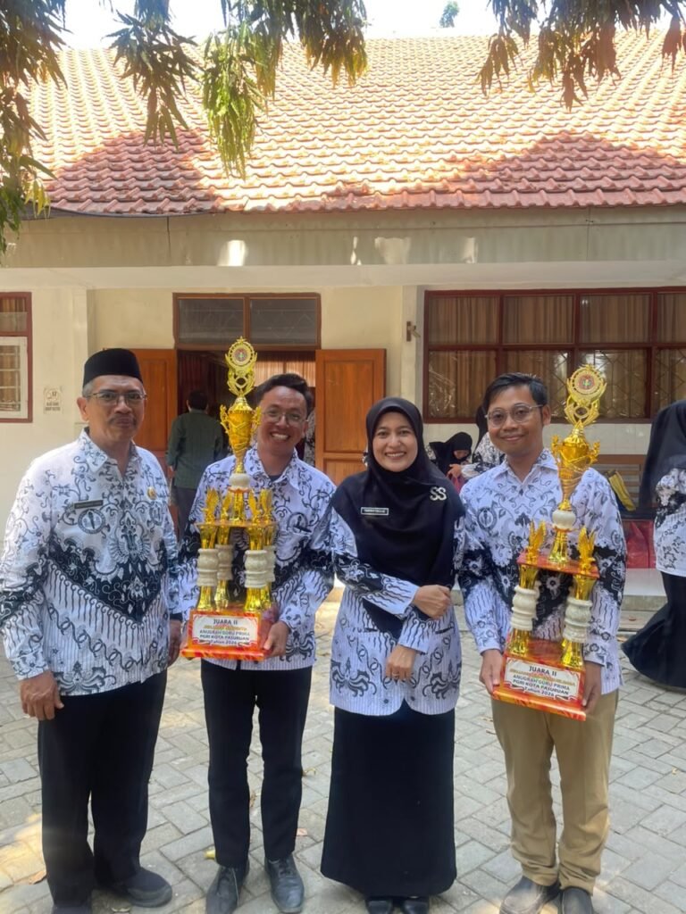 Momen penuh kebanggaan ketika Nur Faizin dan Khamdan Safiudin, S.Pd., dua alumni Duta GenRe Kota Pasuruan yang berhasil meraih Juara 2 Anugerah Guru Prima (AGP) Kota Pasuruan Tahun 2026, berkesempatan berfoto bersama Wali Kota Pasuruan, Suryani Firdaus Adi Wibowo, S.Sos.I., M.I.Kom., yang akrab disa