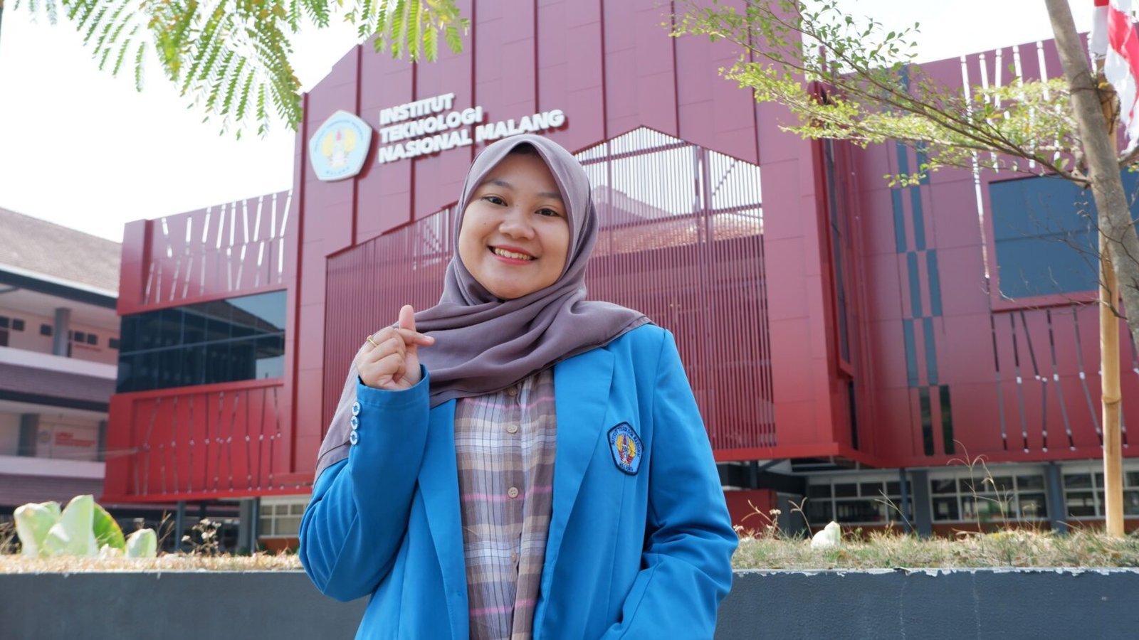 Yuniar Faizati, mahasiswi berprestasi lulusan terbaik FTI ITN Malang, berpose dengan jaket almamater kebanggaannya.