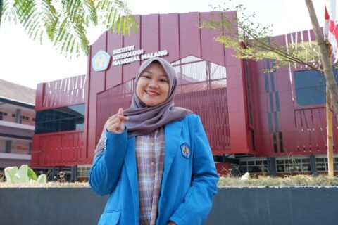 Yuniar Faizati, mahasiswi berprestasi lulusan terbaik FTI ITN Malang, berpose dengan jaket almamater kebanggaannya.