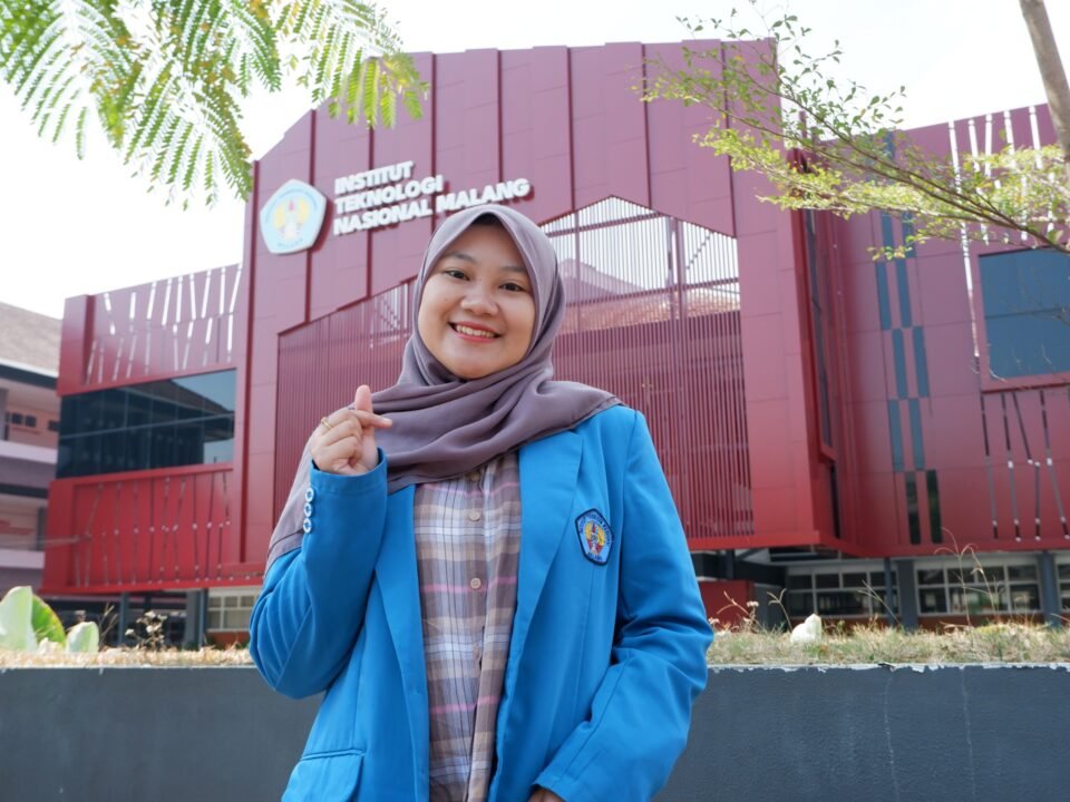 Yuniar Faizati, mahasiswi berprestasi lulusan terbaik FTI ITN Malang, berpose dengan jaket almamater kebanggaannya.