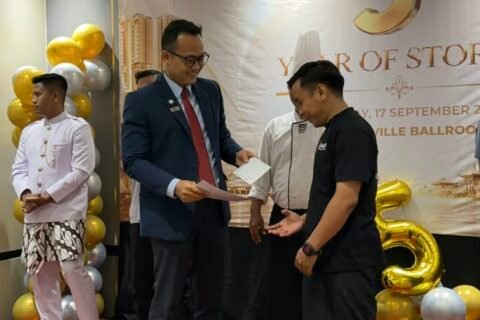 Manajemen BeSS Mansion Hotel Surabaya menyerahkan piagam penghargaan kepada perwakilan staf saat perayaan HUT ke-5 hotel dalam agenda General Staff Meeting (GSM) di Surabaya, Kamis (17/9/2026). (Foto: Dok. BeSS Mansion Hotel Surabaya)
