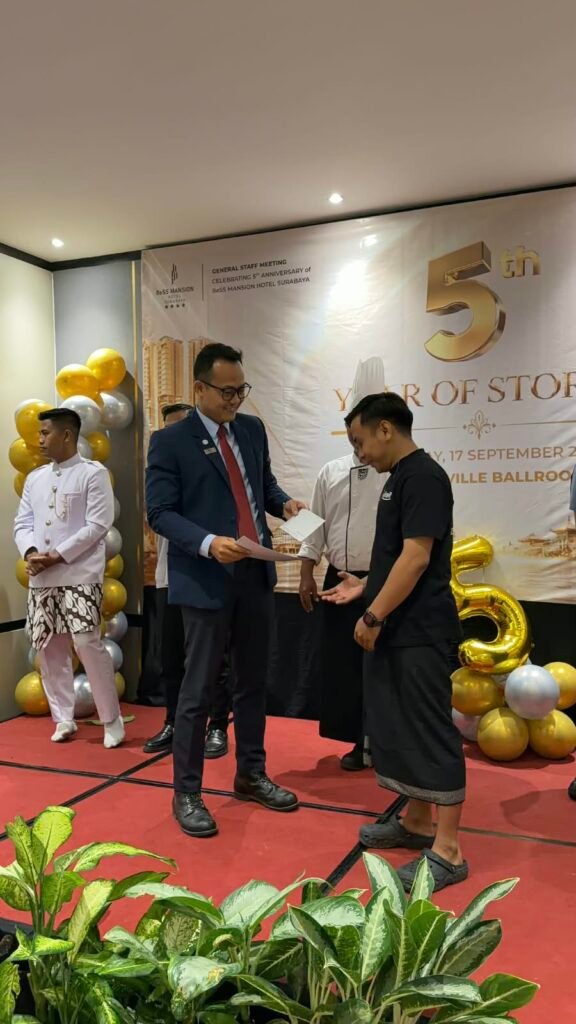 Manajemen BeSS Mansion Hotel Surabaya menyerahkan piagam penghargaan kepada perwakilan staf saat perayaan HUT ke-5 hotel dalam agenda General Staff Meeting (GSM) di Surabaya, Kamis (17/9/2026). (Foto: Dok. BeSS Mansion Hotel Surabaya)