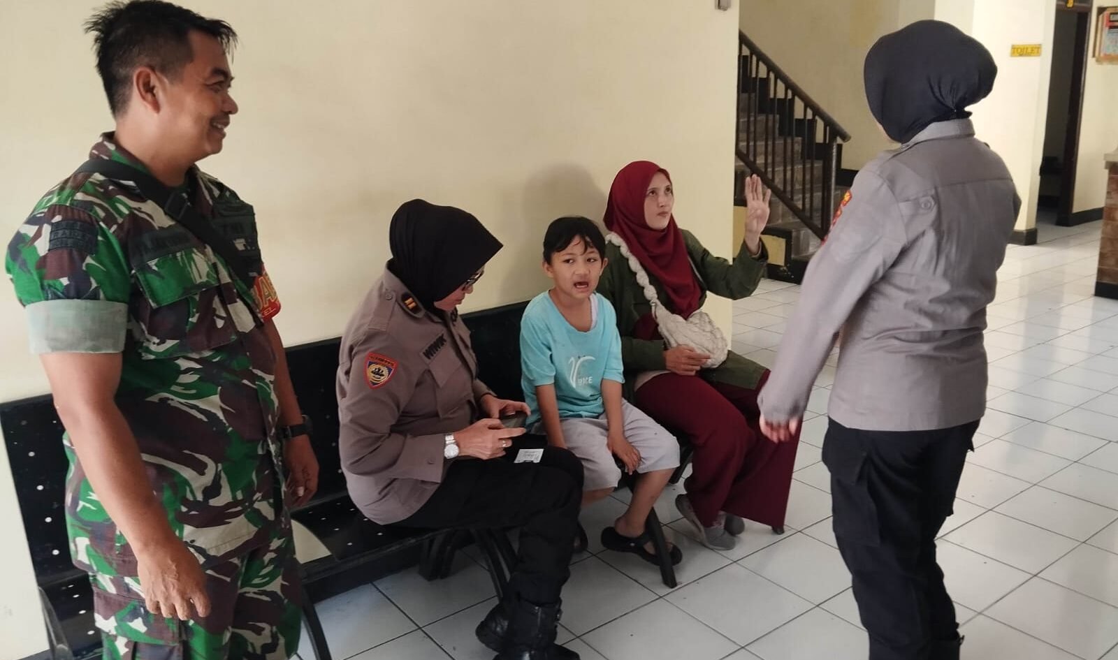 Babinsa Koramil 0833-05/Lowokwaru Serda Fajar bersama personel Polsek Lowokwaru mendampingi dan menyerahkan seorang anak berkebutuhan khusus yang sempat hilang kembali ke pelukan orang tuanya dengan selamat dan penuh kehangatan.