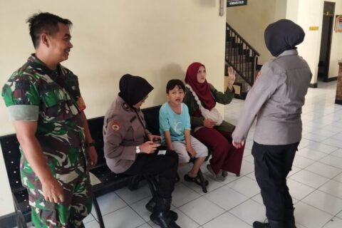 Babinsa Koramil 0833-05/Lowokwaru Serda Fajar bersama personel Polsek Lowokwaru mendampingi dan menyerahkan seorang anak berkebutuhan khusus yang sempat hilang kembali ke pelukan orang tuanya dengan selamat dan penuh kehangatan.