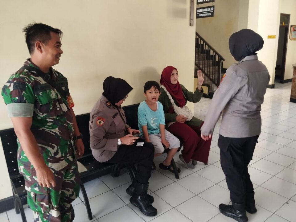 Babinsa Koramil 0833-05/Lowokwaru Serda Fajar bersama personel Polsek Lowokwaru mendampingi dan menyerahkan seorang anak berkebutuhan khusus yang sempat hilang kembali ke pelukan orang tuanya dengan selamat dan penuh kehangatan.