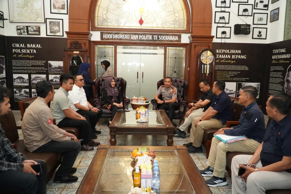 Suasana audensi antara Anggota DPD RI asal Jatim, Dr. Hj. Lia Istifhama, M.E.I. bersama Wakapolrestabes Surabaya, AKBP Rosyid Hartanto. Pertemuan ini membahas langkah penanganan sengketa ruko di Surabaya yang mengedepankan pendekatan humanis.