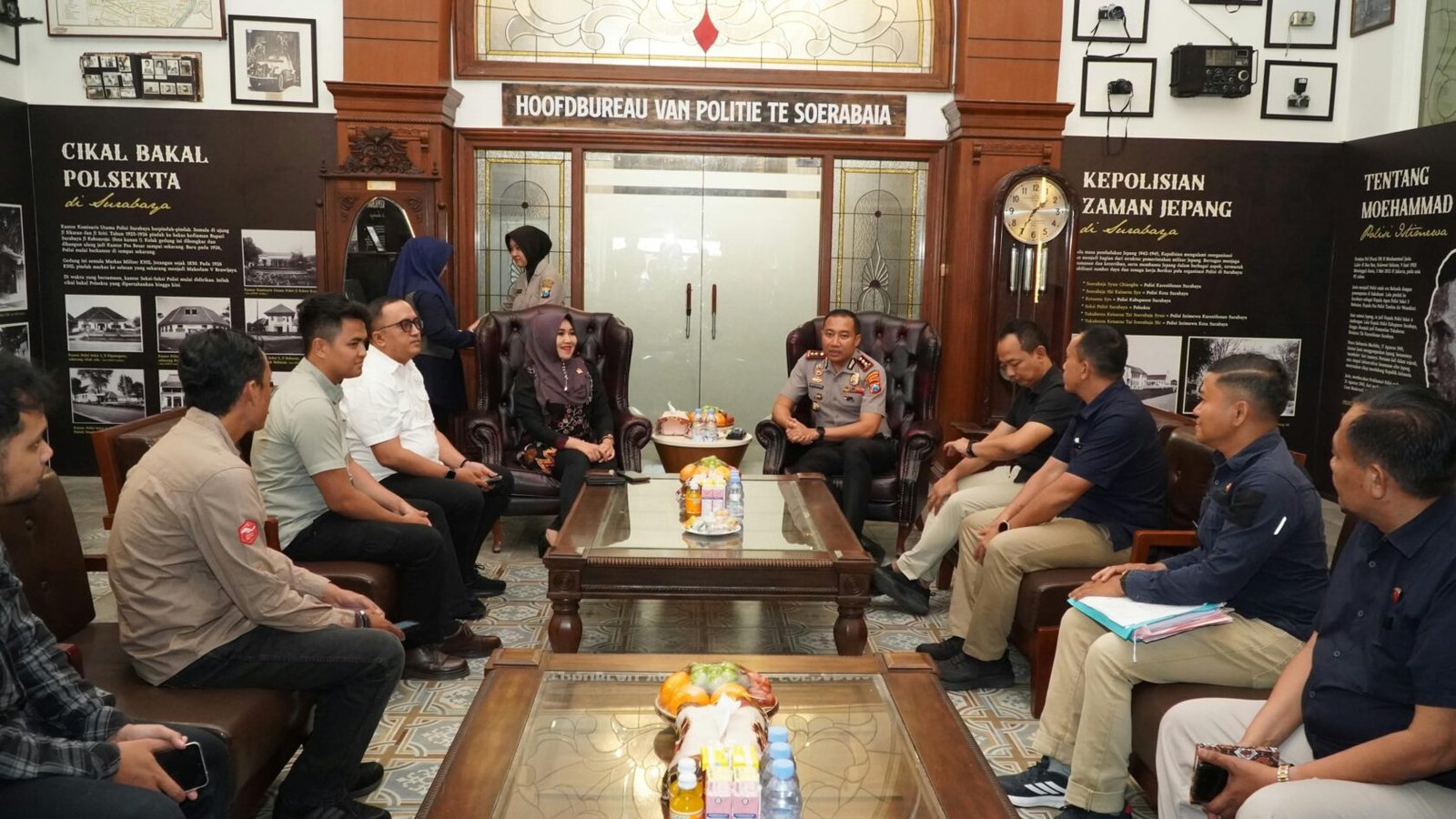 Suasana audensi antara Anggota DPD RI asal Jatim, Dr. Hj. Lia Istifhama, M.E.I. bersama Wakapolrestabes Surabaya, AKBP Rosyid Hartanto. Pertemuan ini membahas langkah penanganan sengketa ruko di Surabaya yang mengedepankan pendekatan humanis.