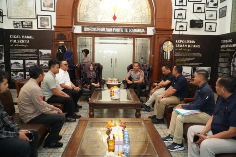 Suasana audensi antara Anggota DPD RI asal Jatim, Dr. Hj. Lia Istifhama, M.E.I. bersama Wakapolrestabes Surabaya, AKBP Rosyid Hartanto. Pertemuan ini membahas langkah penanganan sengketa ruko di Surabaya yang mengedepankan pendekatan humanis.