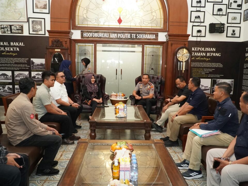 Suasana audensi antara Anggota DPD RI asal Jatim, Dr. Hj. Lia Istifhama, M.E.I. bersama Wakapolrestabes Surabaya, AKBP Rosyid Hartanto. Pertemuan ini membahas langkah penanganan sengketa ruko di Surabaya yang mengedepankan pendekatan humanis.