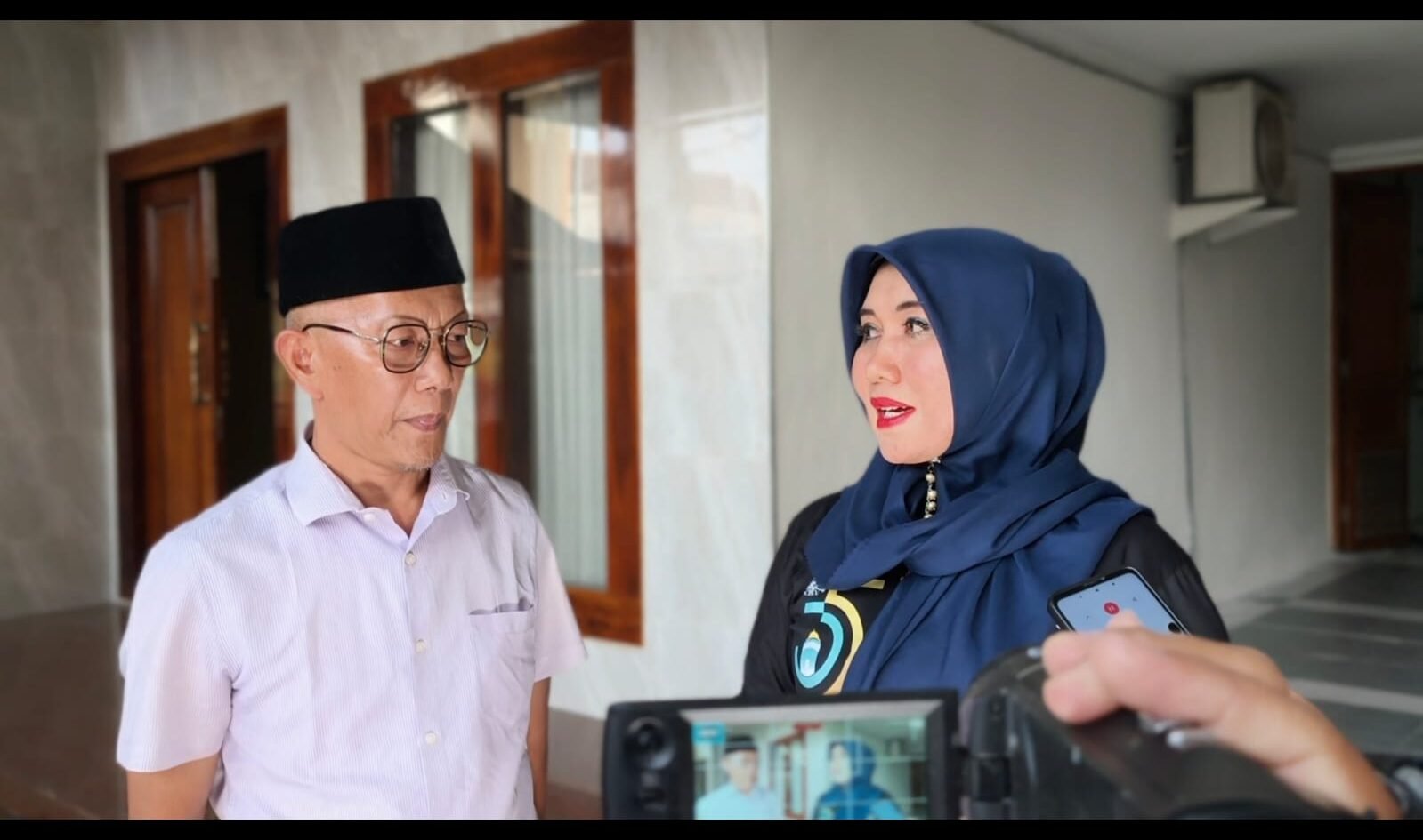 Senator Jawa Timur Ning Lia memberikan penjelasan kepada wartawan mengenai kejanggalan akta jual beli dan aliran dana pinjaman yang berujung gugatan terhadap ibundanya.