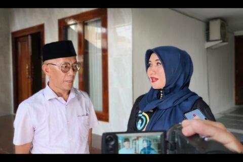 Senator Jawa Timur Ning Lia memberikan penjelasan kepada wartawan mengenai kejanggalan akta jual beli dan aliran dana pinjaman yang berujung gugatan terhadap ibundanya.
