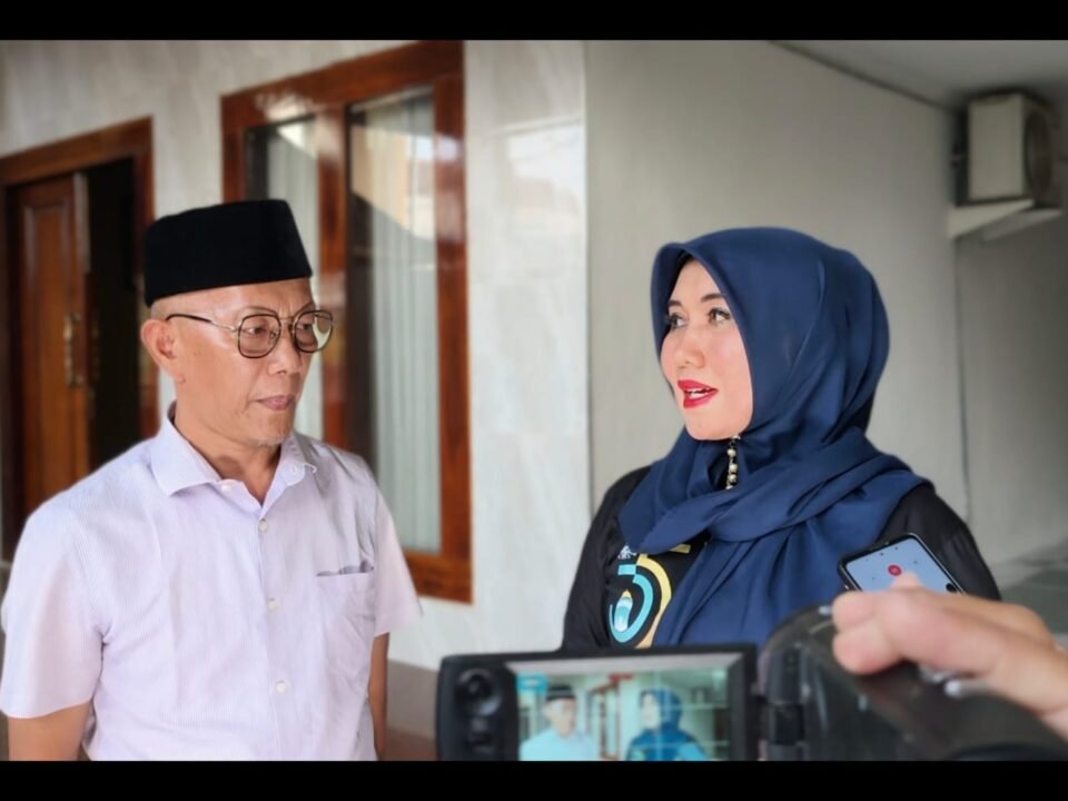 Senator Jawa Timur Ning Lia memberikan penjelasan kepada wartawan mengenai kejanggalan akta jual beli dan aliran dana pinjaman yang berujung gugatan terhadap ibundanya.