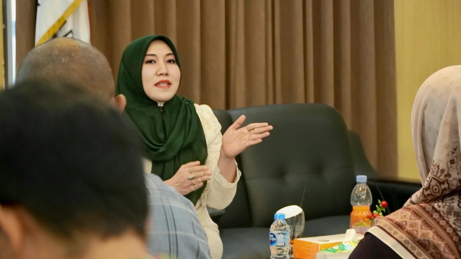 Anggota DPD RI asal Jawa Timur, Dr. Lia Istifhama (Ning Lia), saat memberikan tanggapan dalam audiensi terkait sengketa ruko di Kantor DPD RI Jatim, Surabaya.