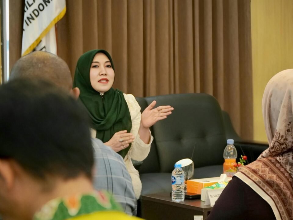 Anggota DPD RI asal Jawa Timur, Dr. Lia Istifhama (Ning Lia), saat memberikan tanggapan dalam audiensi terkait sengketa ruko di Kantor DPD RI Jatim, Surabaya.
