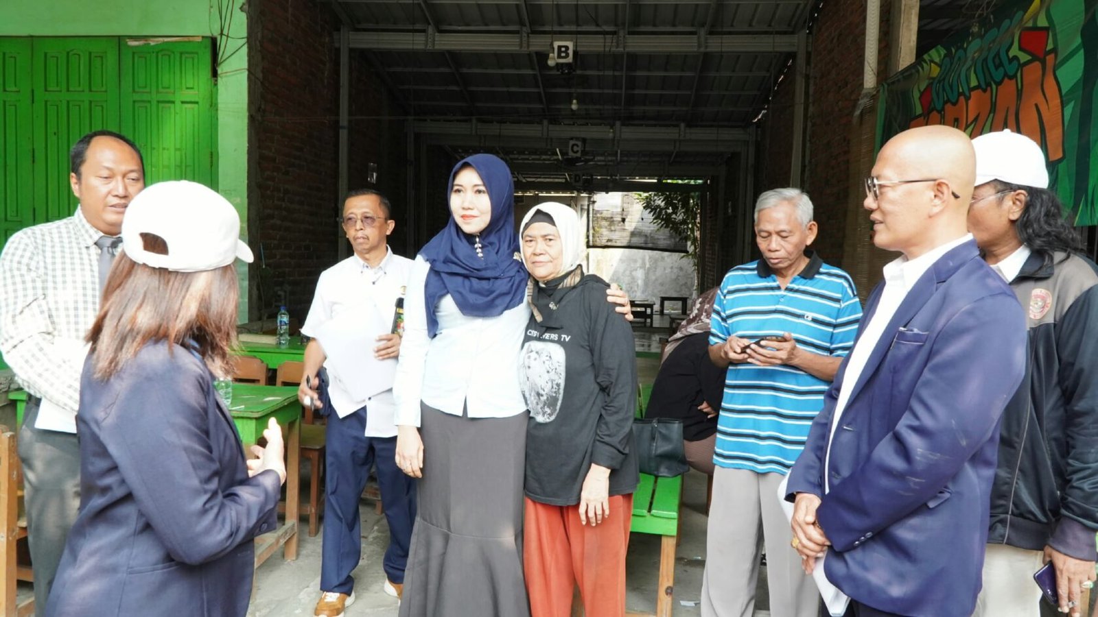 Anggota DPD RI Jawa Timur, Dr. Lia Istifhama (Ning Lia), merangkul dan memberikan dukungan moril kepada Sri Endah Mudjatip saat memberikan keterangan kepada awak media di sela proses Pemeriksaan Setempat (Descente) oleh PN Surabaya, Rabu (9/9/2026).
