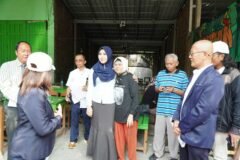 Anggota DPD RI Jawa Timur, Dr. Lia Istifhama (Ning Lia), merangkul dan memberikan dukungan moril kepada Sri Endah Mudjatip saat memberikan keterangan kepada awak media di sela proses Pemeriksaan Setempat (Descente) oleh PN Surabaya, Rabu (9/9/2026).
