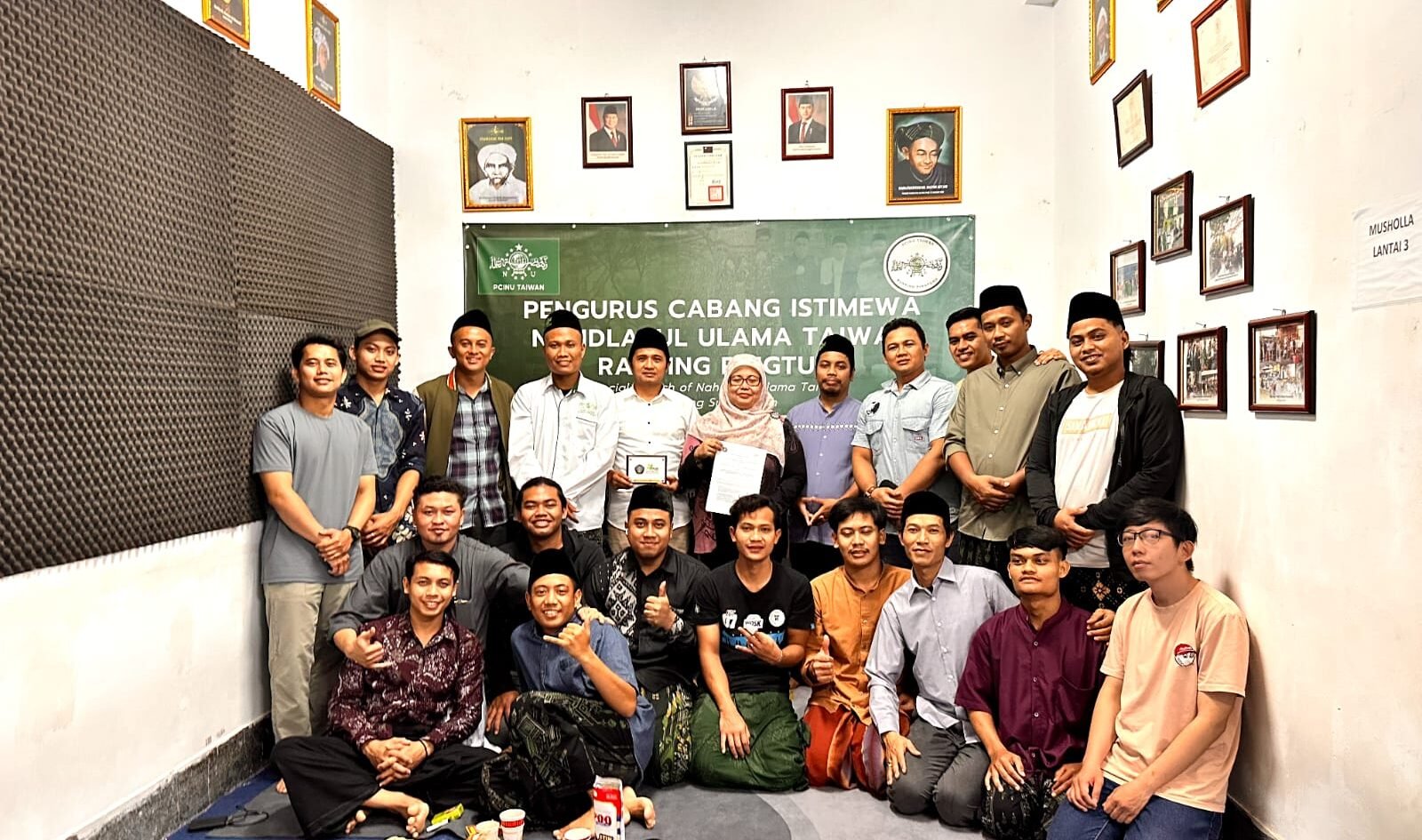 Tim dosen Agribisnis FBiPK Universitas Brawijaya berfoto bersama jajaran pengurus dan anggota Pekerja Migran Indonesia (PMI) di Kantor Sekretariat PCINU Ranting Pingtung usai pelatihan kewirausahaan dan manajemen keuangan di Taiwan.