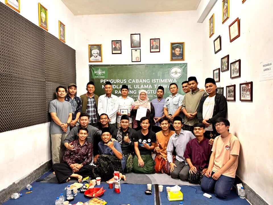Tim dosen Agribisnis FBiPK Universitas Brawijaya berfoto bersama jajaran pengurus dan anggota Pekerja Migran Indonesia (PMI) di Kantor Sekretariat PCINU Ranting Pingtung usai pelatihan kewirausahaan dan manajemen keuangan di Taiwan.