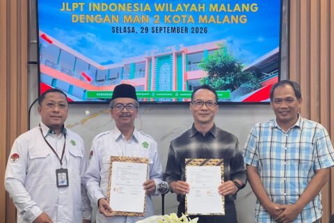 Kepala MAN 2 Kota Malang Dr. H. Samsudin, M.Pd. (kedua dari kiri) bersama Ketua JLPT Malang Dr. Aji Setyanto, M.Litt. (kedua dari kanan) menunjukkan berkas Perjanjian Kerja Sama (PKS) penyelenggaraan Ujian Kemampuan Bahasa Jepang di Ruang Kepala Madrasah, Selasa (29/9/2026).