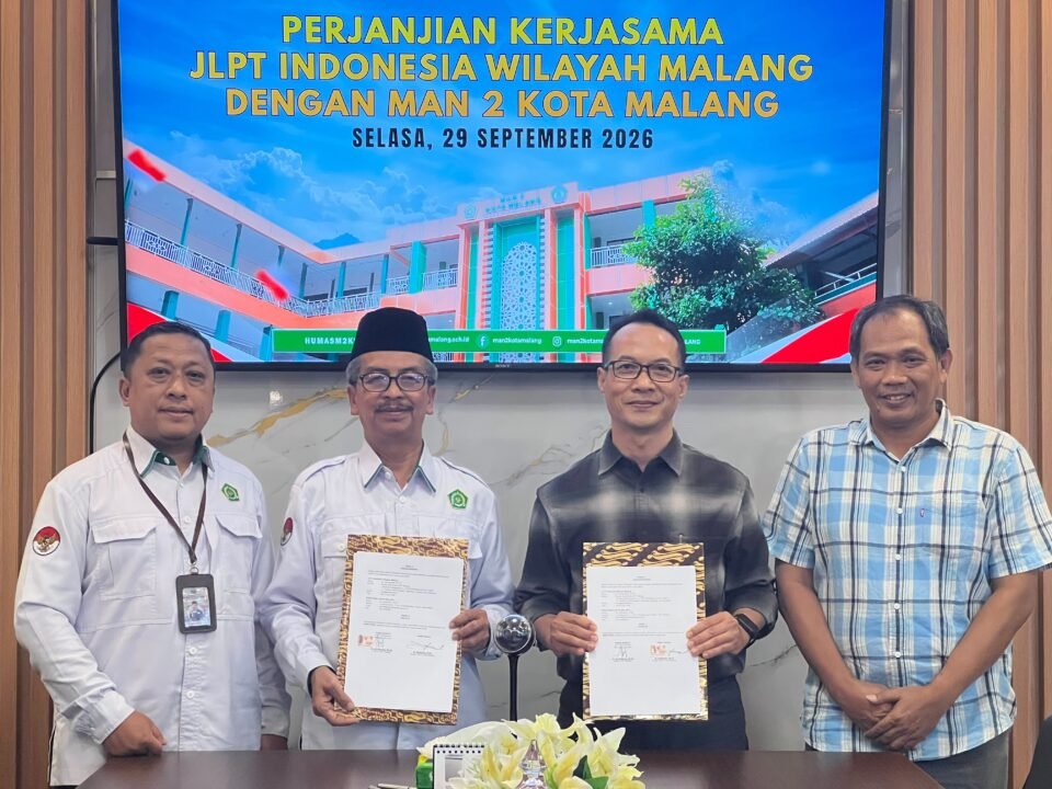 Kepala MAN 2 Kota Malang Dr. H. Samsudin, M.Pd. (kedua dari kiri) bersama Ketua JLPT Malang Dr. Aji Setyanto, M.Litt. (kedua dari kanan) menunjukkan berkas Perjanjian Kerja Sama (PKS) penyelenggaraan Ujian Kemampuan Bahasa Jepang di Ruang Kepala Madrasah, Selasa (29/9/2026).