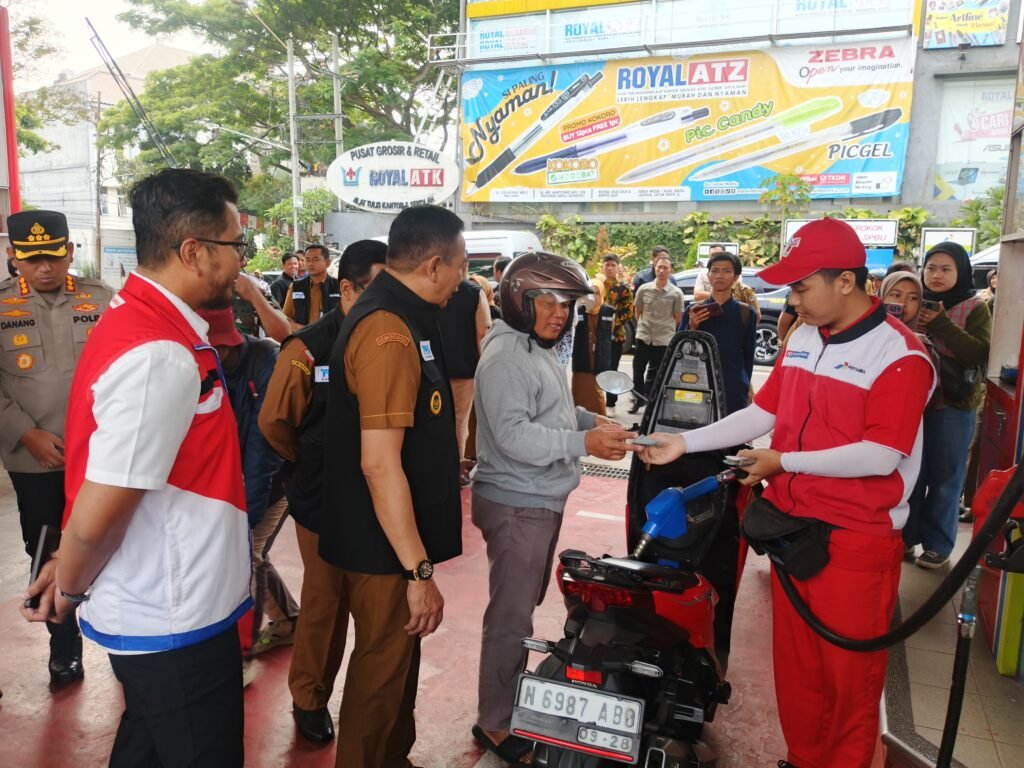 Suasana inspeksi mendadak (sidak) oleh TPID dan jajaran Forkopimda Kota Malang saat meninjau langsung pelayanan dan ketersediaan BBM kepada masyarakat di SPBU Ciliwung, Selasa (8/9/2026).
