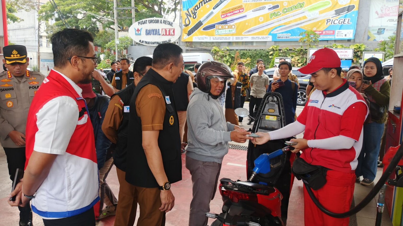 Suasana inspeksi mendadak (sidak) oleh TPID dan jajaran Forkopimda Kota Malang saat meninjau langsung pelayanan dan ketersediaan BBM kepada masyarakat di SPBU Ciliwung, Selasa (8/9/2026).