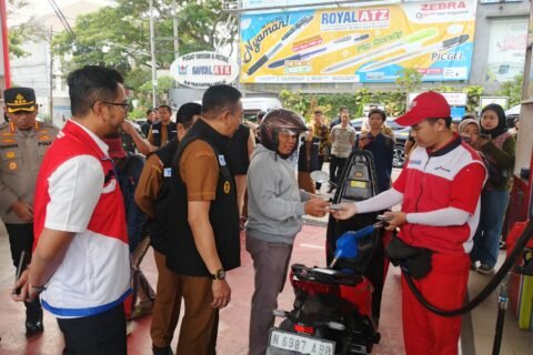 Suasana inspeksi mendadak (sidak) oleh TPID dan jajaran Forkopimda Kota Malang saat meninjau langsung pelayanan dan ketersediaan BBM kepada masyarakat di SPBU Ciliwung, Selasa (8/9/2026).