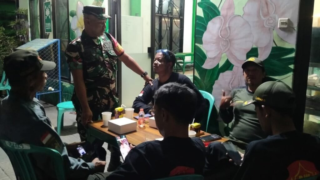 Koptu Eko, Babinsa Kelurahan Kota Lama, tengah berdialog hangat dengan para anggota Linmas untuk membahas situasi keamanan lingkungan pada Kamis malam (10/09).