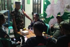 Koptu Eko, Babinsa Kelurahan Kota Lama, tengah berdialog hangat dengan para anggota Linmas untuk membahas situasi keamanan lingkungan pada Kamis malam (10/09).