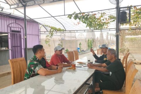 Babinsa Kelurahan Bareng, Serda Putu (kiri), tampak berbincang santai dan penuh keakraban bersama sejumlah tokoh masyarakat dalam kegiatan Komsos guna membahas keamanan dan ketertiban lingkungan, Kamis (10/09).