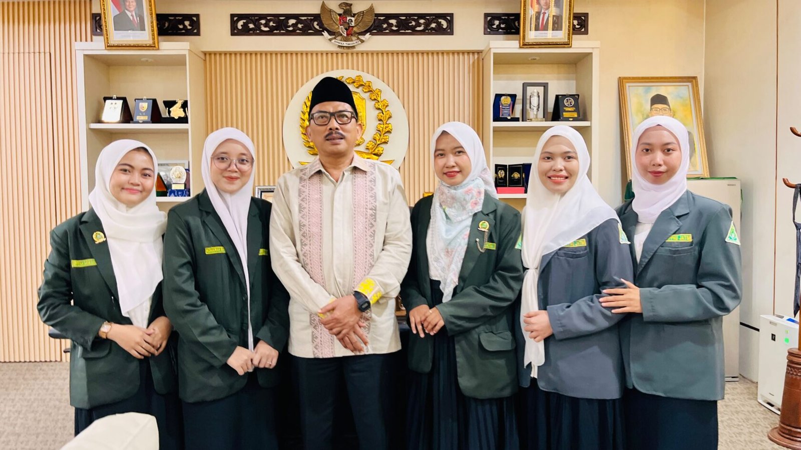 Jajaran Pengurus Wilayah IPPNU Jawa Timur berfoto bersama Ketua DPRD Provinsi Jawa Timur, Drs. M. Musyafak Rouf (tengah), seusai menggelar audiensi strategis untuk merumuskan ruang kebijakan dan pemberdayaan pelajar putri dalam pembangunan daerah pada Kamis (10/9/2026).