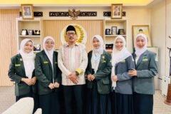 Jajaran Pengurus Wilayah IPPNU Jawa Timur berfoto bersama Ketua DPRD Provinsi Jawa Timur, Drs. M. Musyafak Rouf (tengah), seusai menggelar audiensi strategis untuk merumuskan ruang kebijakan dan pemberdayaan pelajar putri dalam pembangunan daerah pada Kamis (10/9/2026).