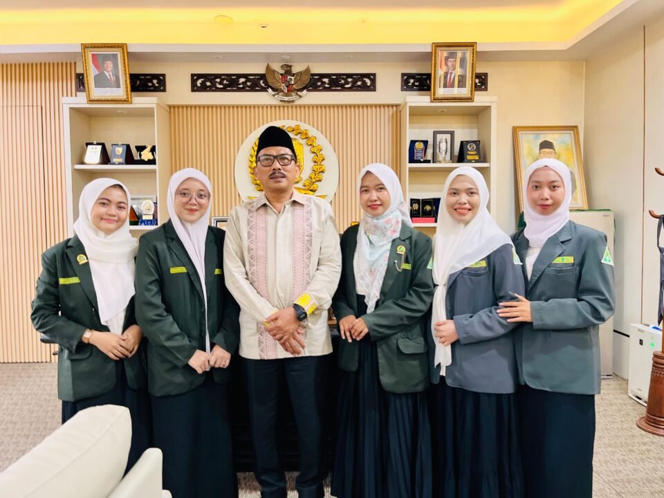 Jajaran Pengurus Wilayah IPPNU Jawa Timur berfoto bersama Ketua DPRD Provinsi Jawa Timur, Drs. M. Musyafak Rouf (tengah), seusai menggelar audiensi strategis untuk merumuskan ruang kebijakan dan pemberdayaan pelajar putri dalam pembangunan daerah pada Kamis (10/9/2026).