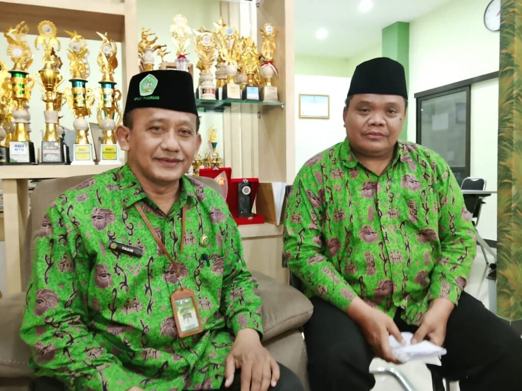 Kepala sekolah Yasir dan Waka Kesiswaan Rokhim