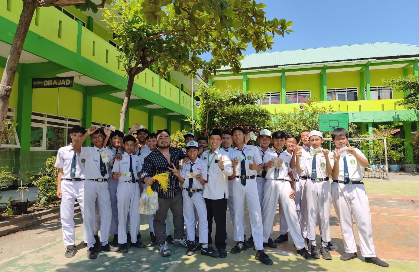 MTsN 1 Pasuruan dengan kehadiran tim Kampung Inggris Pare dalam program Speaking Partner.