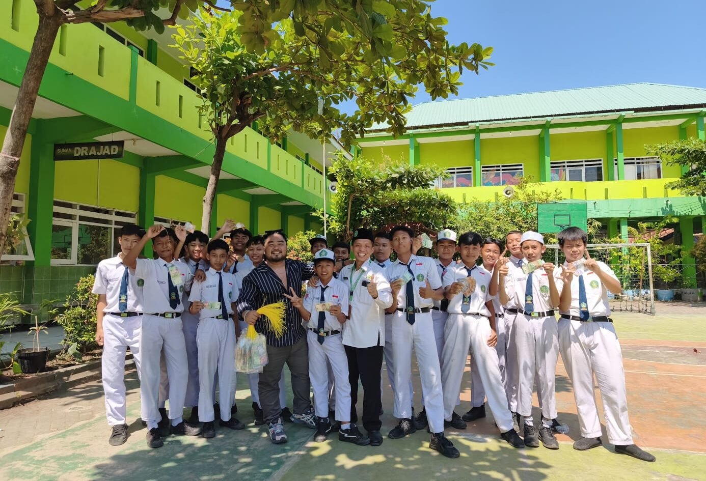 MTsN 1 Pasuruan dengan kehadiran tim Kampung Inggris Pare dalam program Speaking Partner.