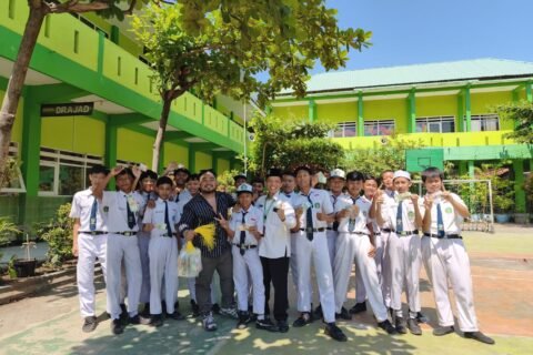 MTsN 1 Pasuruan dengan kehadiran tim Kampung Inggris Pare dalam program Speaking Partner.